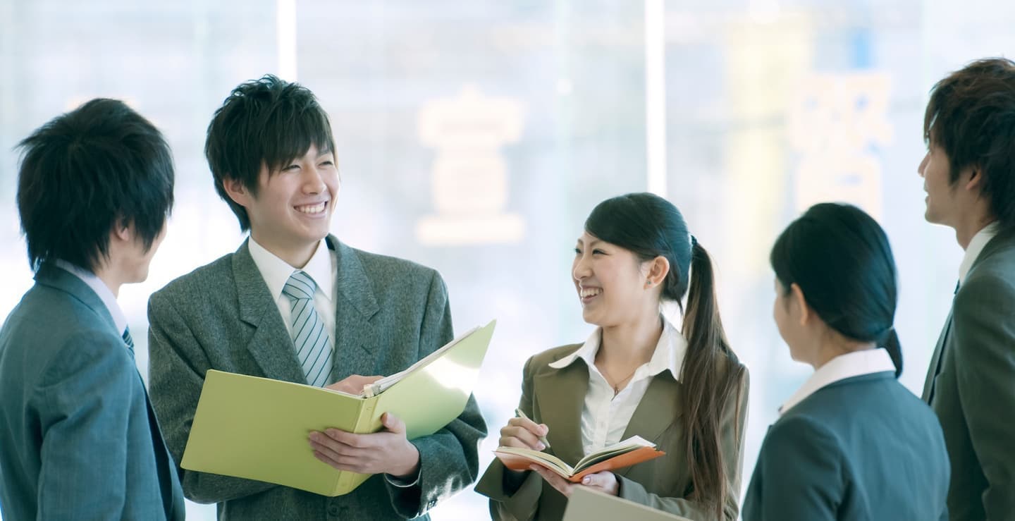 談笑するスタッフ